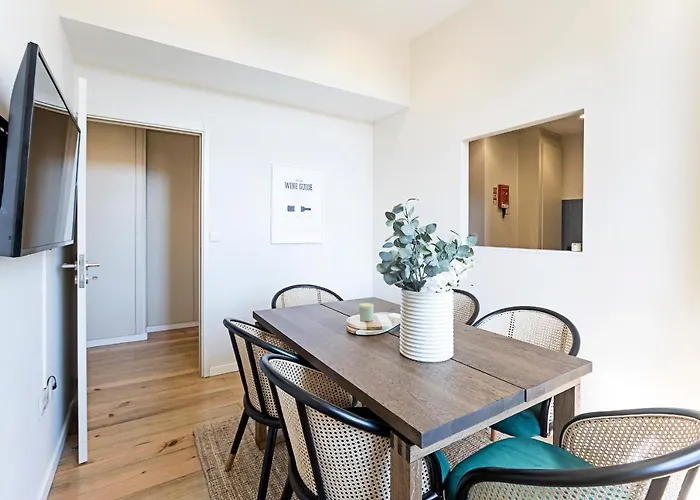 Brand New 4br W/ 200yrs Of History In By Lovelystay Apartment