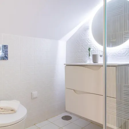 Brand New 4br W/ 200yrs Of History In By Lovelystay Apartmán