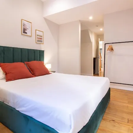 Brand New 4br W/ 200yrs Of History In By Lovelystay Apartmán *