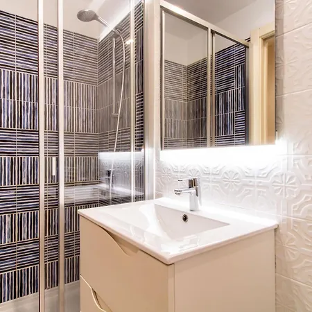 Brand New 4br W/ 200yrs Of History In By Lovelystay Apartment Porto