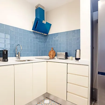 Διαμέρισμα Brand New 4br W/ 200yrs Of History In By Lovelystay