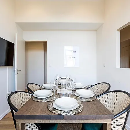 Διαμέρισμα Brand New 4br W/ 200yrs Of History In By Lovelystay